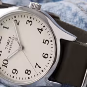 Часы Timex Weekender с черным кожаным ремешком