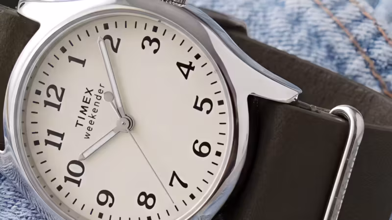 Часы Timex Weekender с черным кожаным ремешком