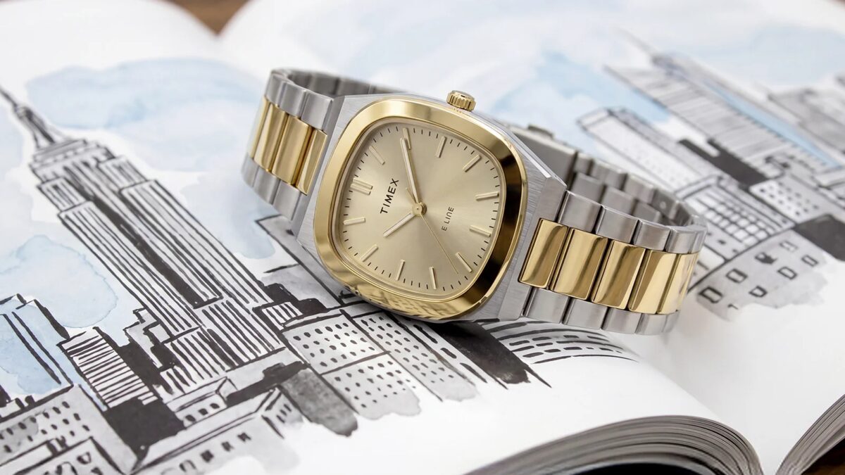 Часы Timex Quartz E Line на страницах блокнота