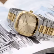 Часы Timex Quartz E Line на страницах блокнота