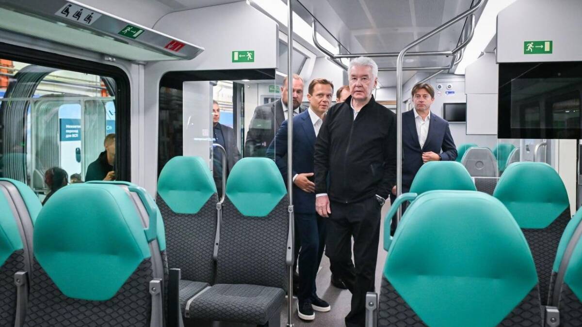 люди внутри вагона «Иволга 5.0» в метро