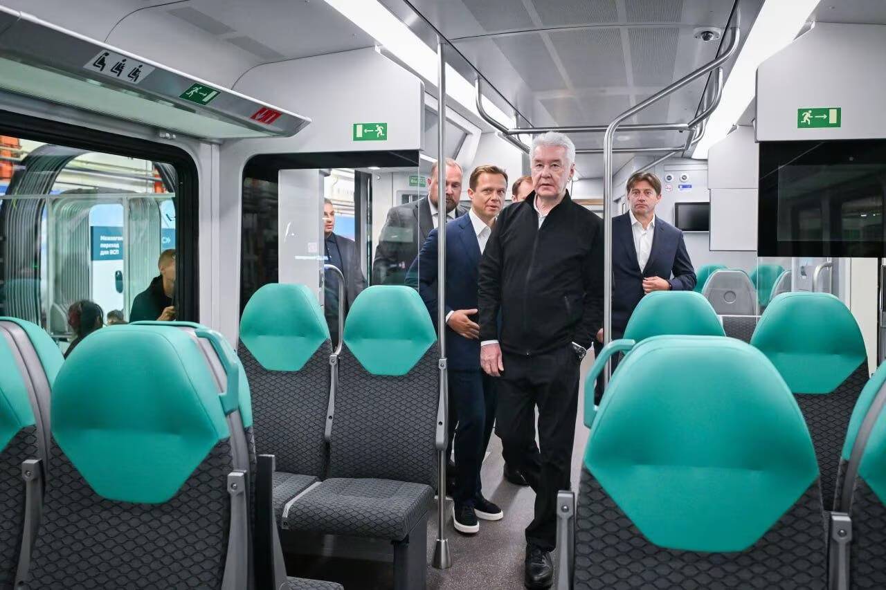 люди внутри вагона «Иволга 5.0» в метро