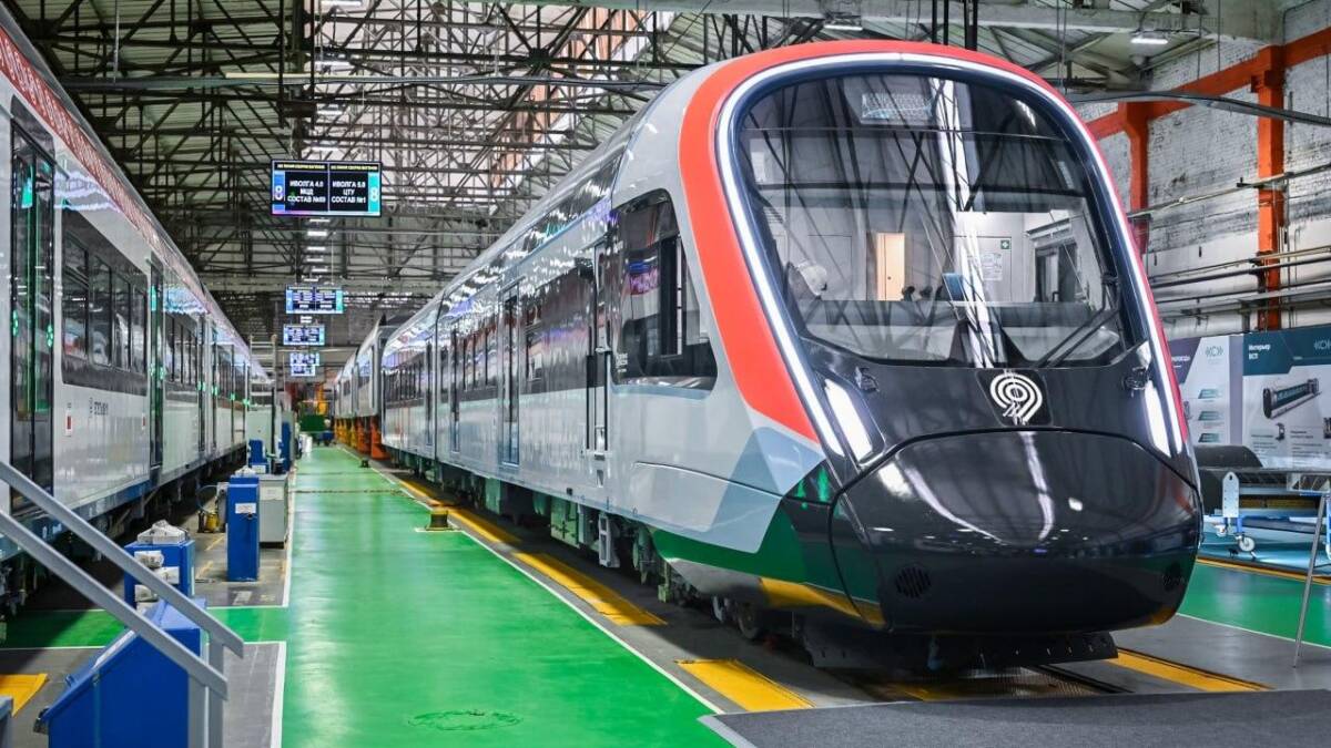 поезд Иволга 5.0 внутри современного железнодорожного депо