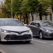 Toyota Corolla, Camry и RAV4 стали самыми популярными японскими авто с пробегом в России 3 Два автомобиля Toyota Corolla в серых и белых цветах на городской дороге