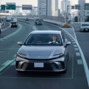 Toyota готовит «почти автопилот» для серийных машин к 2028 году 1 Автомобиль Toyota с системой автопилота в движении
