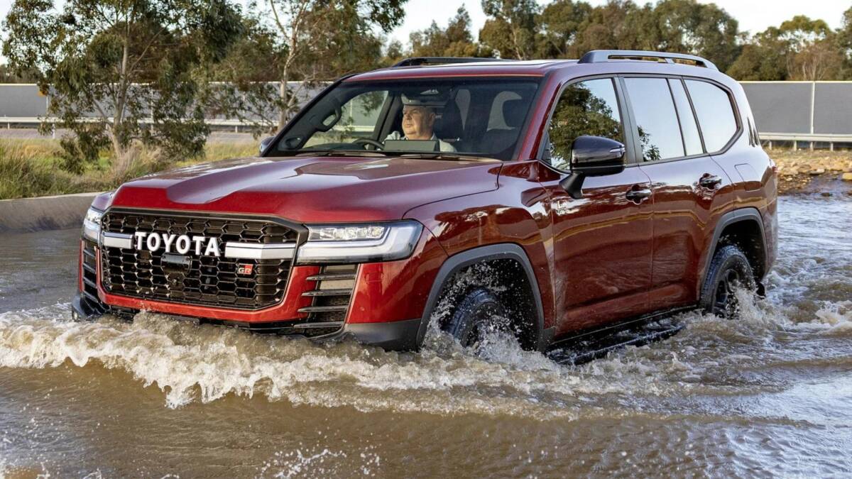 Toyota Land Cruiser 300 HEV ZX получил гибридные спецпункты оснащения 1 Toyota Land Cruiser 300 HEV ZX получил гибридные спецпункты оснащения