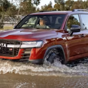 Toyota Land Cruiser 300 HEV ZX получил гибридные спецпункты оснащения 2 Красный внедорожник Toyota Land Cruiser 300 HEV ZX в воде