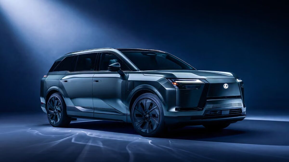 Электромобиль Lexus GX в темной студии