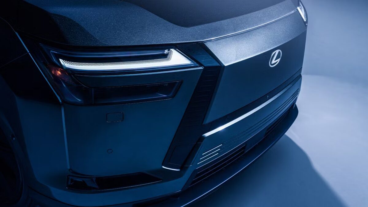Передняя часть электромобиля Toyota с логотипом Леви аэроенергия