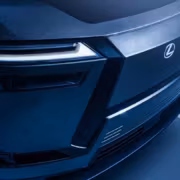 Toyota построит новый электромобиль в Китае и применит гигакастинг 1 Передняя часть электромобиля Toyota с логотипом Леви аэроенергия