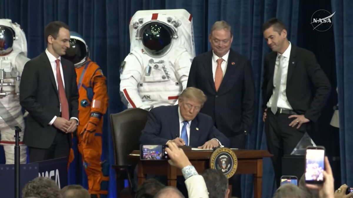 Трамп подписал указ о создании космической академии США 1 Трамп подписал указ о создании космической академии США