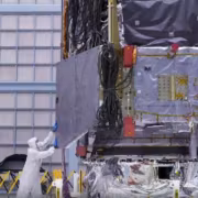 Трамп пытался закрыть телескоп NASA за $4 млрд. Теперь Roman готов к запуску на Falcon Heavy 2 Люди в защитных костюмах работают с телескопом NASA Roman