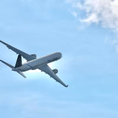 Ту-214 поднялся в небо в ливрее с картиной Васнецова 5 Ту-214 в небе с облаками и голубым небом