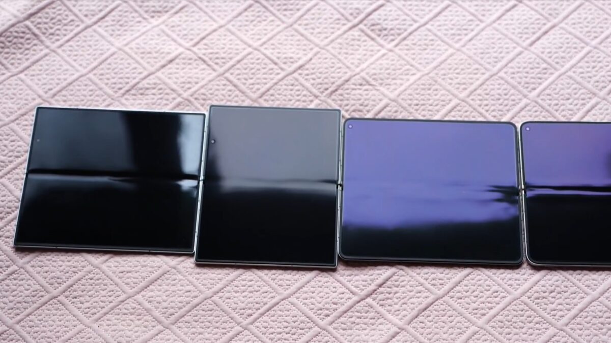 Четыре складных смартфона Samsung Galaxy Z Fold 8 разложены на кровати