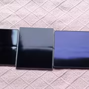 Четыре складных смартфона Samsung Galaxy Z Fold 8 разложены на кровати