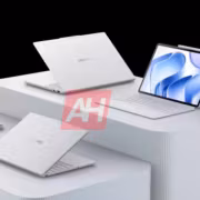 Ноутбуки Lenovo Googlebook 15 и аксессуары на белой подставке