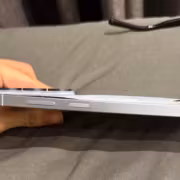У владельца Galaxy S26 Ultra вздулся аккумулятор через несколько месяцев работы 2 Сломанный аккумулятор Galaxy S26 Ultra в руке