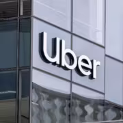 Здание с логотипом Uber на стеклянной фасаде