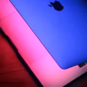 Уязвимость в Screen Sharing на Mac уже используют в атаках 1 Экран MacBook с подсветкой клавиатуры и логотипом Apple