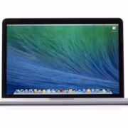 Ноутбук MacBook с открытым экраном и рабочим столом