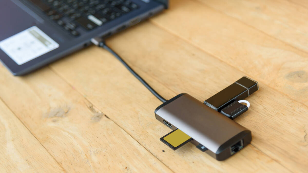 Адаптер USB-C, подключённый к ноутбуку и картой памяти