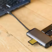 Адаптер USB-C, подключённый к ноутбуку и картой памяти