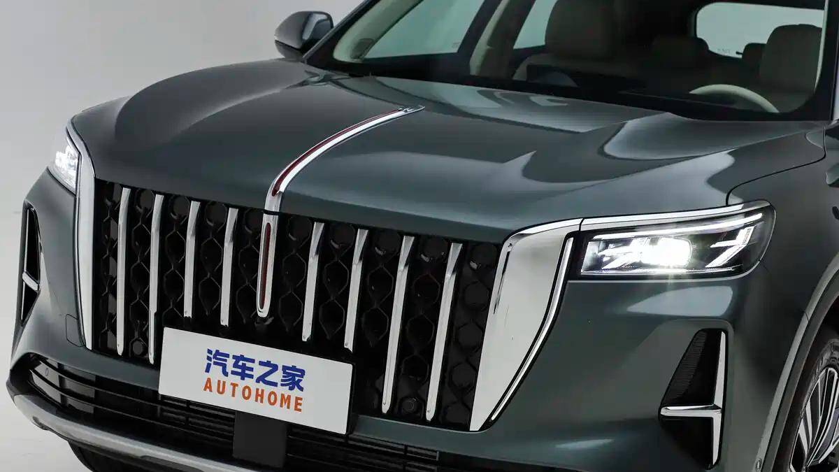 В Китае стартовали продажи обновлённого Hongqi HS5 с мотором 252 л.с. 5 Передняя часть обновлённого Hongqi HS5 дверцы радиаторная решётка