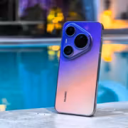 Синяя камера Huawei на смартфоне на фоне городских огней