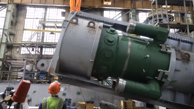 Гигантский реактор РИТМ-200 в цеху