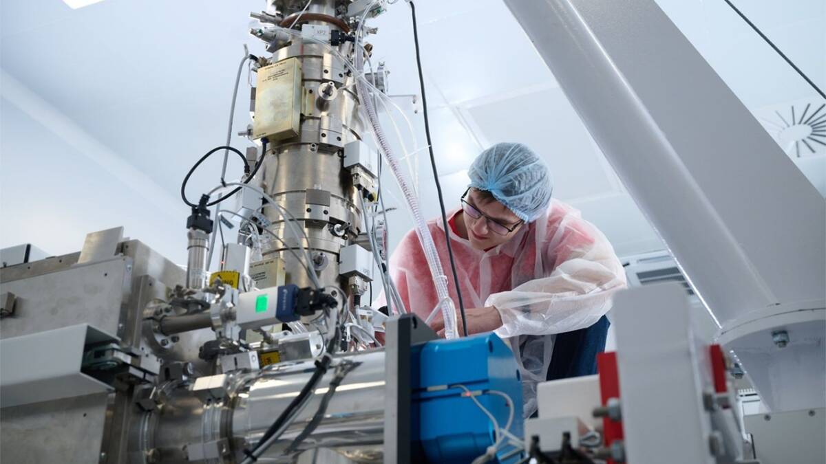 Вы scientist in cleanroom assembling электростатический стол