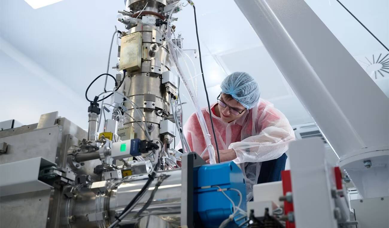 В России запустили первое производство электростатических столов 1 Вы scientist in cleanroom assembling электростатический стол