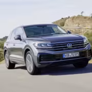 Кроссовер Volkswagen Touareg 2026 движется по дороге