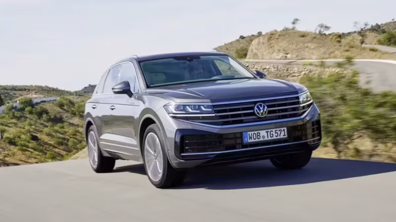 Кроссовер Volkswagen Touareg 2026 движется по дороге