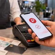 Оплата через смартфон с приложением цифрового рубля