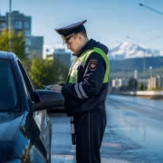 Автоинспектор проверяет документы у водителя ГИБДД