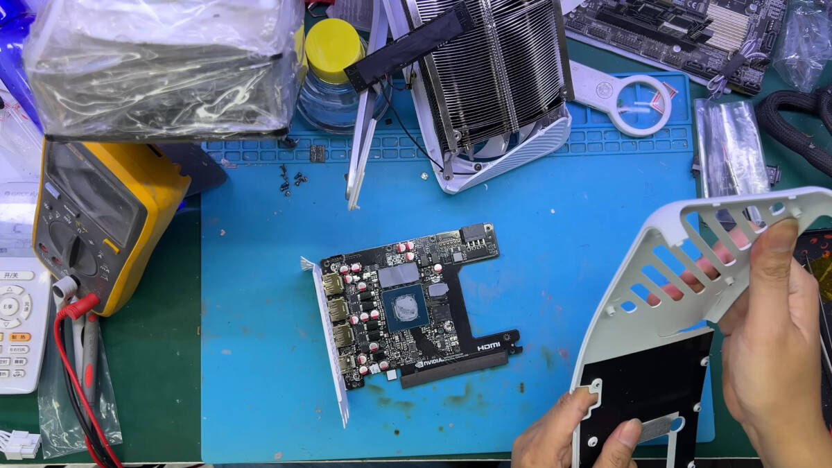 Видеокарту GeForce RTX 5060 Ti согнуло почти пополам, но её спасла замена чипа памяти
