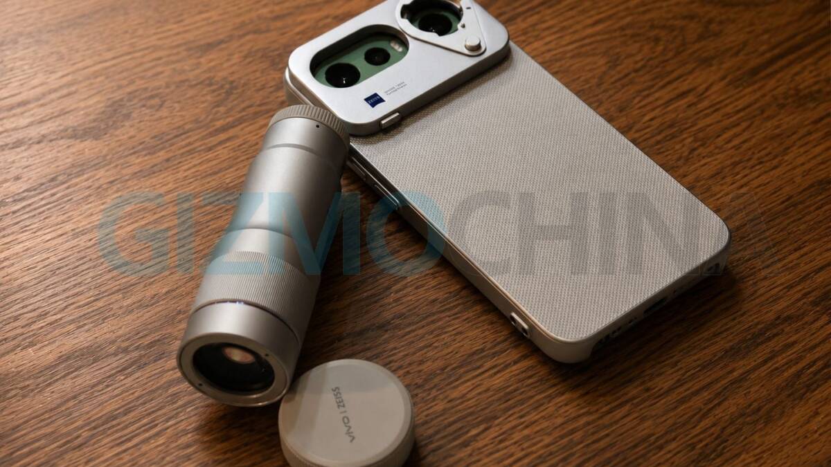Бинокль и телефон на деревянном столе Vivo X300 FE