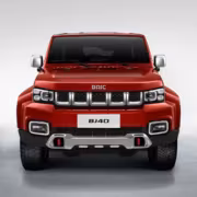 Внедорожник BAIC BJ40 снова вышел на российский рынок 2 Красный внедорожник BAIC BJ40 спереди крупный план