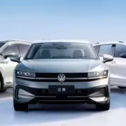 Три модели Volkswagen FAW на фоне голубого неба