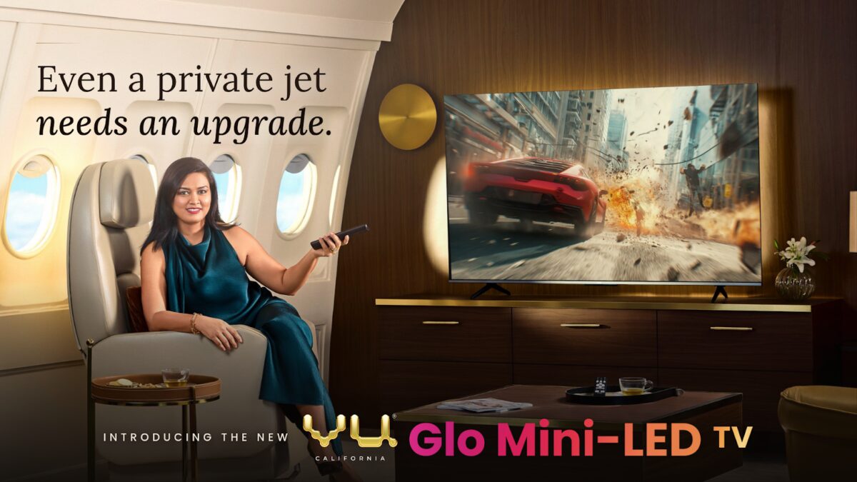 Женщина сидит в кресле смотрит телевизор Glo Mini-LED TV