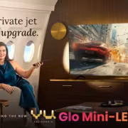 Vu выпустила Mini-LED-телевизор Glo для игр и кино 1 Женщина сидит в кресле смотрит телевизор Glo Mini-LED TV