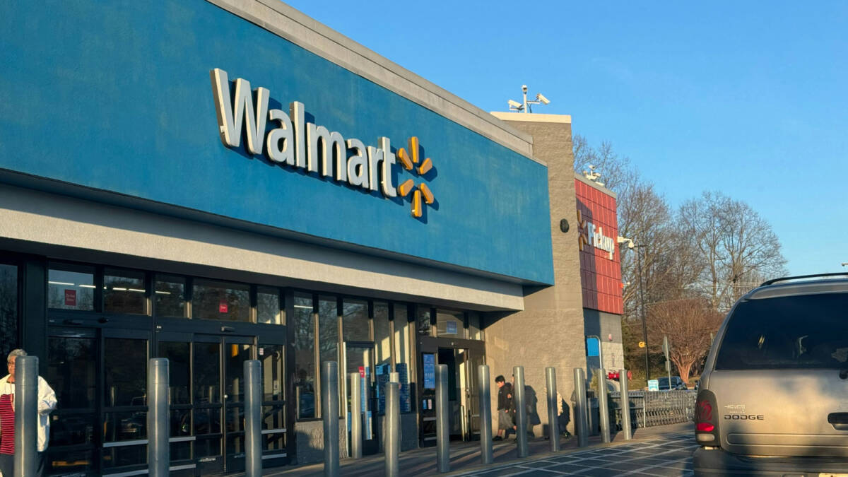Walmart начнет принимать tap to pay в магазинах к концу 2026 года 1 Фасад магазина Walmart с входом и парковкой Walmart