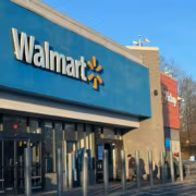 Фасад магазина Walmart с входом и парковкой Walmart