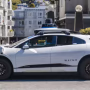 Waymo начнёт тесты в Мюнхене и планирует коммерческий запуск к концу 2027 года 1 Автомобиль Waymo на улице в городе