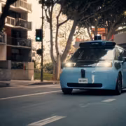 Автомобиль Waymo роботакси на улице с зелёным светом