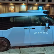 Автоматическая машина Waymo на улице в ночное время