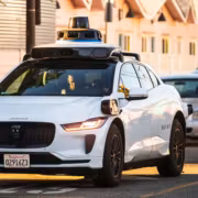 Автомобиль Waymo на улице с линиями парковки