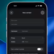 Экран добавления нового контакта в WhatsApp с полями для имени, фамилии, имени пользователя, телефона и мобильного телефонного номера