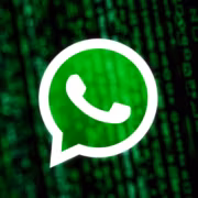 WhatsApp начала бета-запуск Scam Alert для предупреждения о мошеннических сообщениях 1 Логотип WhatsApp на фоне зелёных цифровых символов мошенничество
