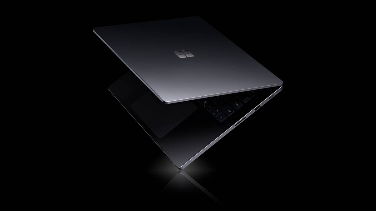ноутбук с открытым экраном Windows 11 Insider build 29648.1000